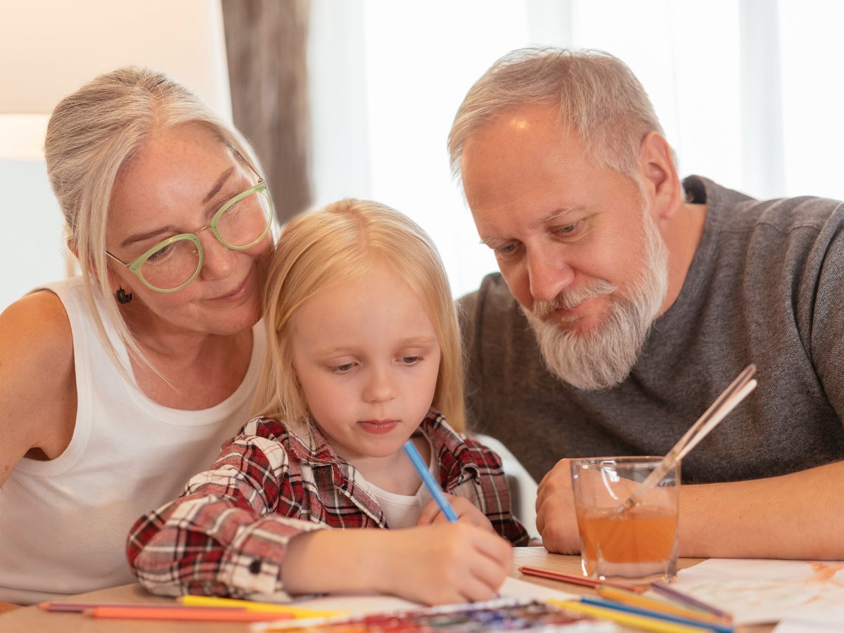 Des grands-parents main dans la main face à leurs enfants et petits-enfants